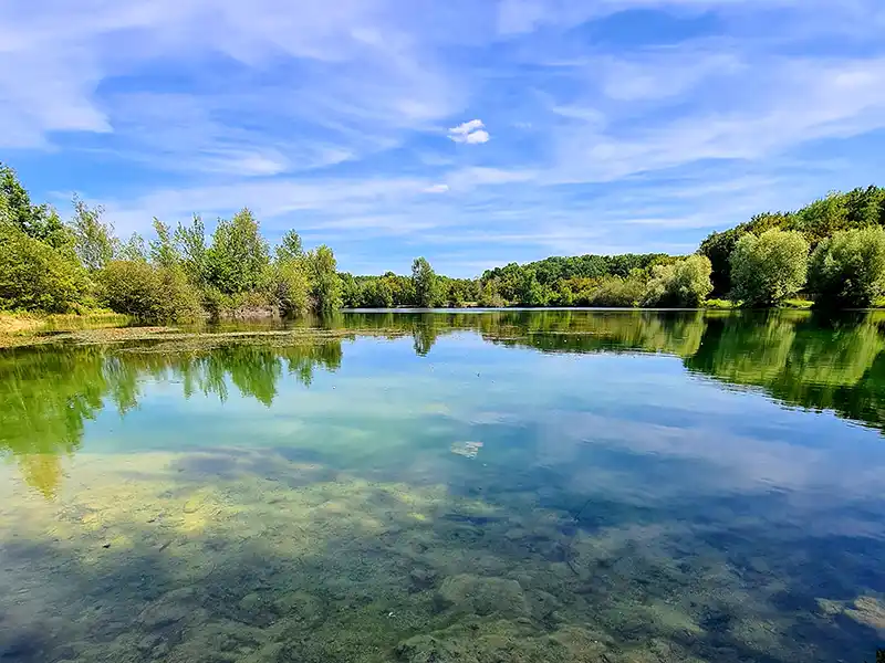 Nos gîtes sont proches du lac de Hommes